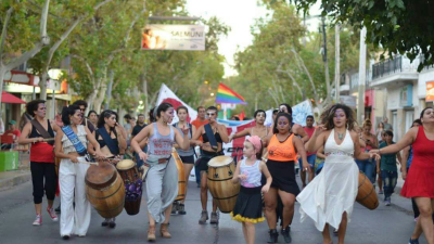 Ensayan una coreografía para la marcha del sábado 3 de junio