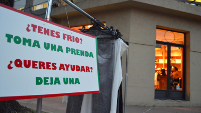 Perchero solidario: una iniciativa que abriga