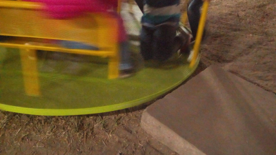 Plaza de la integración: denuncian peligro en uno de los juegos para niños