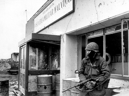malvi Un soldado argentino vigila una base aérea en Puerto Argentino durante la Guerra de Malvinas entre Argentina y Gran Bretaña, en abril de 1982. Eduardo Farre Reuters.jpg