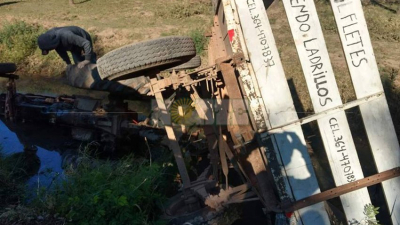 Castelli: un tractor cayó a un canal de desagüe y los ocupantes saltaron justo a tiempo