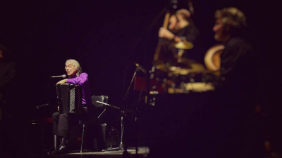 Raúl Barboza le puso color a la fría noche del fin de semana