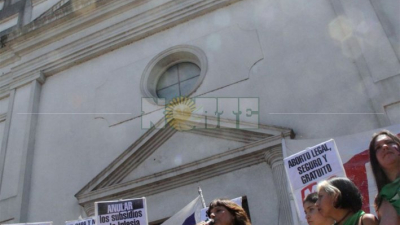 Un "tetazo" frente a la Catedral por la legalización del aborto