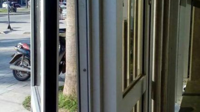 Puerta del hospital 4 de Junio: “Las bisagras se desprendieron por el viento”