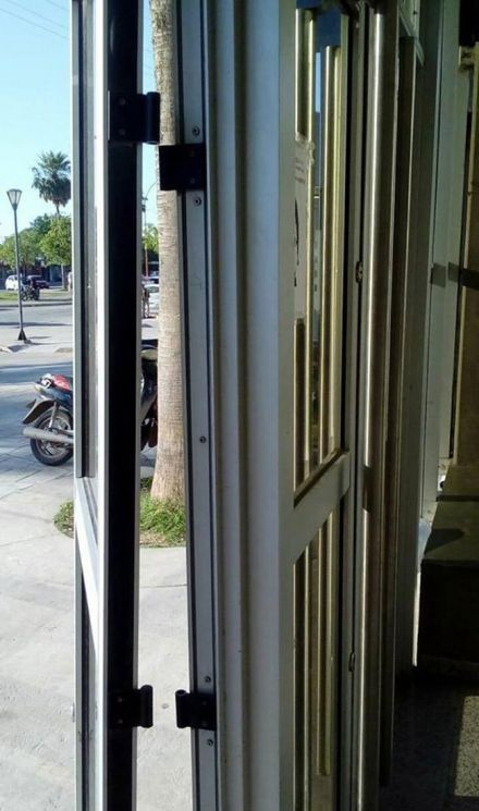 puerta hospital.jpg
