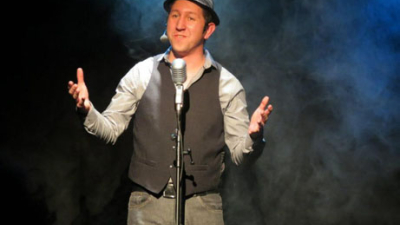El “rubio peronista” vuelve con su show de stand up en Kandanga Patio Cultural