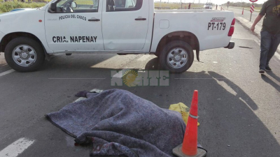 Tragedia cerca del acceso a Napenay: Murió un motociclista arrollado por un camión