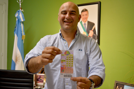 El vocal Edilberto Núñez exhibe el billeta ganador del Telekino.jpg