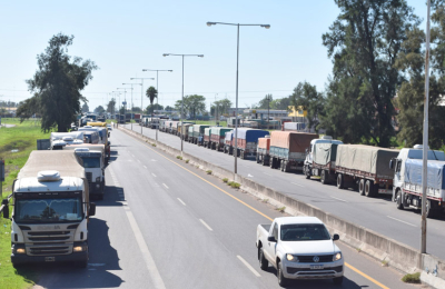 Transportistas cerealeros esperan soluciones y seguirán con la protesta en Sáenz Peña