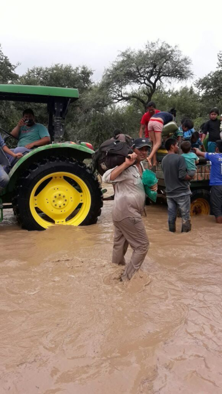 pilcomayo 4 Evacuación en La Curvita.jpg