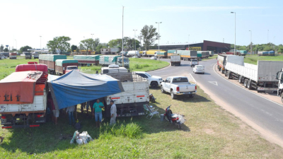 El reclamo de los transportistas sigue sin respuesta y continúa la medida de fuerza