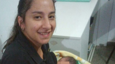 Una agente de policía amamantó a un bebé porque su madre está en terapia intensiva