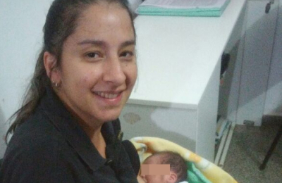 Una agente de policía amamantó a un bebé porque su madre está en terapia intensiva