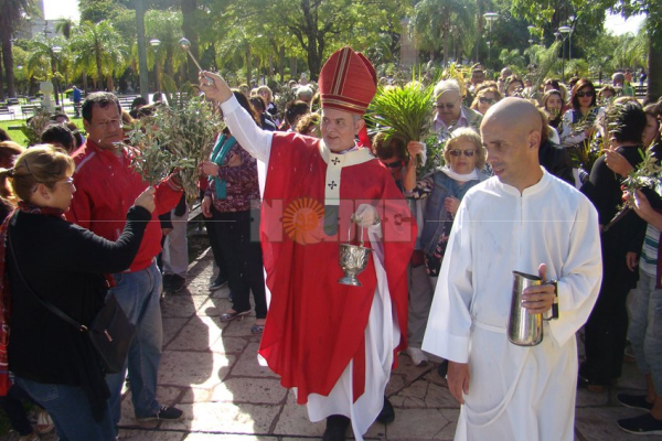 Semana santa: emotiva bendición de ramos en la Plaza 25 de Mayo