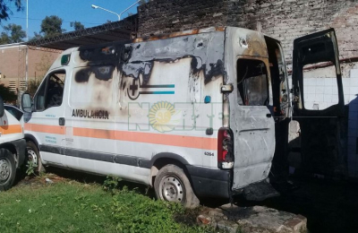 Grave acto de vandalismo: quemaron una ambulancia en el hospital 4 de Junio