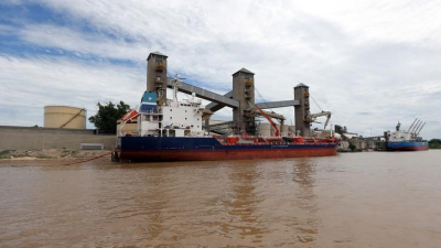 Un buque chocó contra el muelle del enorme polo agroexportador de granos de Rosario