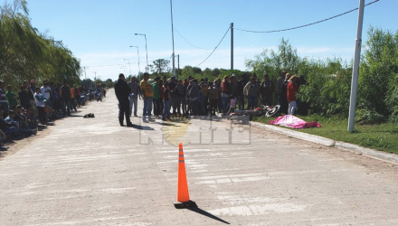 LUGAR DONDE SE DIO LA CAIDA DEL MOTOCICLISTA Y EL CUERPO DEL MISMO YACE EN EL LUGAR.jpg