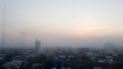 Una densa niebla cubrió la ciudad: alcanzó los 100 metros de visibilidad