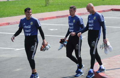 Armani y Messi, las únicas certezas en un once lleno de dudas