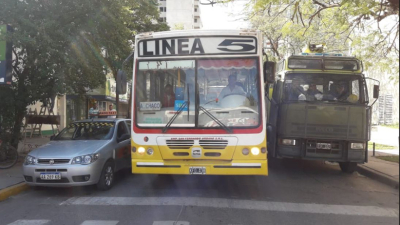 Radio taxis perjudicados por los piquetes y también por el camión hidrante