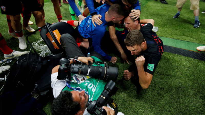 Croacia invitó al fotógrafo salvadoreño que quedó atrapado bajo sus futbolistas