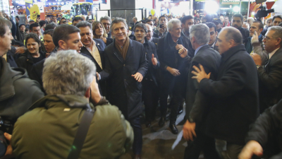 Macri llegó de sorpresa a la Rural y volvió a criticar las retenciones