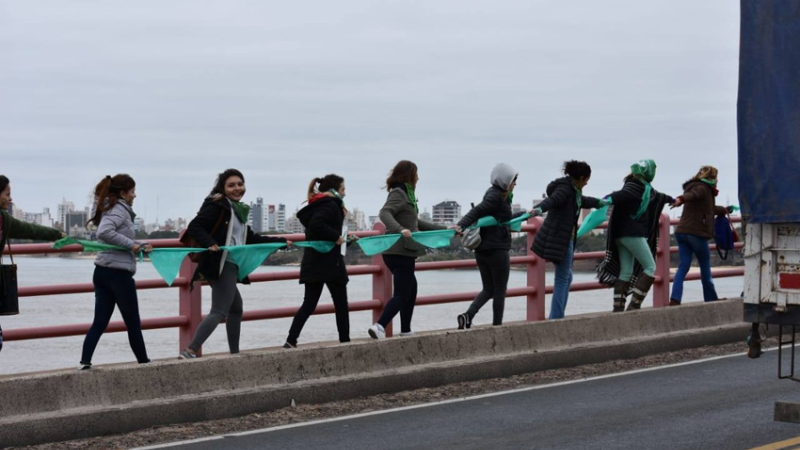 Por el aborto legal, chaqueñas y correntinas se manifestaron en el puente General Belgrano
