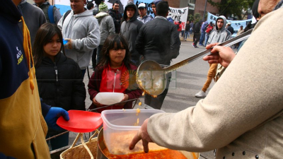 Diversas organizaciones sociales compartieron una olla popular por pan, trabajo y la ley de emergencia alimentaria