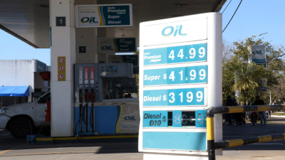 Shell y Oil concretaron el aumento y cargar nafta ya es casi un lujo