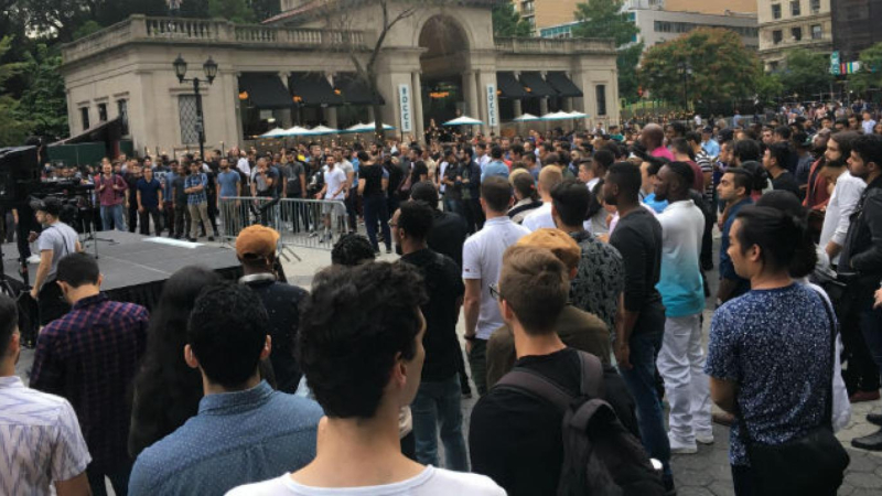 "El cuento del Tinder": un engaño que terminó con 100 personas reunidas en una plaza