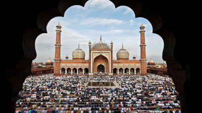 Musulmanes rezan en la Gran Mezquita Jama Masjid