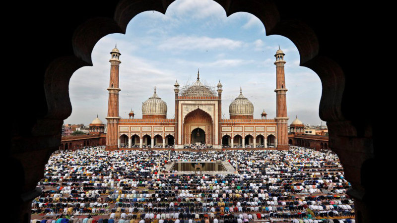 Musulmanes rezan en la Gran Mezquita Jama Masjid