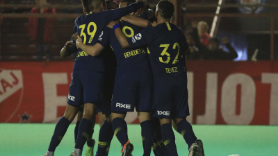 Boca le ganó a Argentinos y se mantiene en la pelea de los de arriba