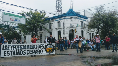 Trabajadores de Luz y Fuerza se manifiestan en Illia y Sáenz Peña