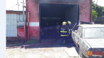 Incendio en un taller mecánico de Villa Cristo Rey