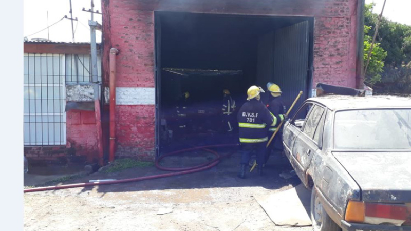 Incendio en un taller mecánico de Villa Cristo Rey