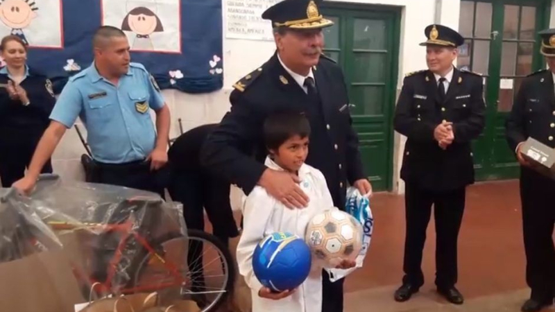 Para aplaudir: un nene encontró una billetera con 25 mil pesos y la devolvió