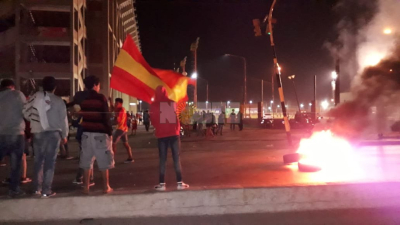 Hinchas de Sarmiento hicieron un banderazo frente al estadio Centenario y cortaron la avenida