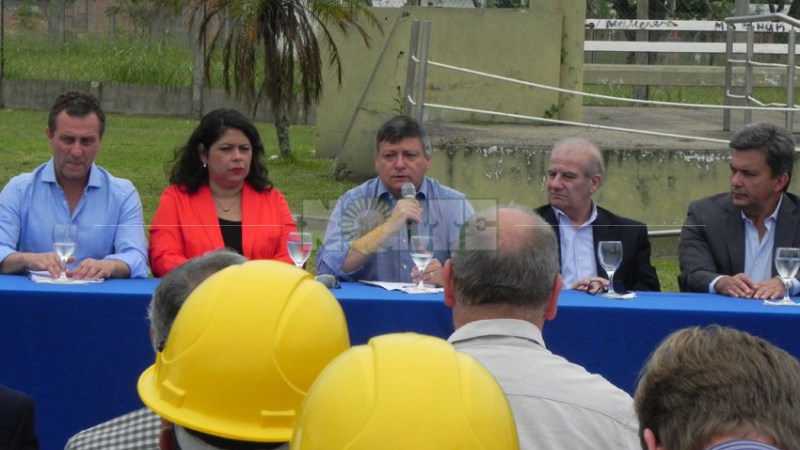 El gobernador firmó el acuerdo con GasNea para la construcción de las redes de gas