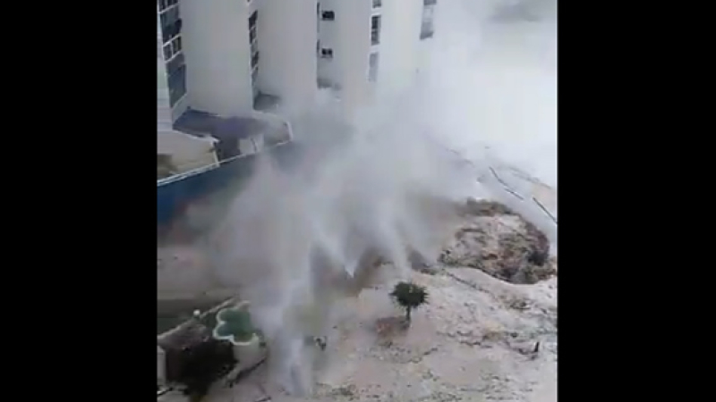 Una gran ola destroza varios balcones de un edificio en Tenerife