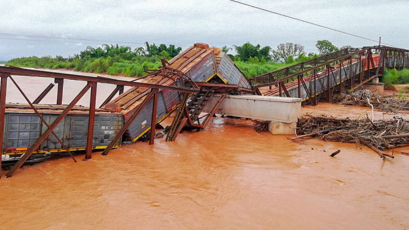 Un puente ferroviario cayó cuando pasaba una formación del Belgrano Cargas en Salta
