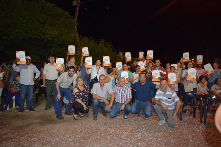Los beneficiarios de los nuevos titulos entregados por la municipalidad.jpg