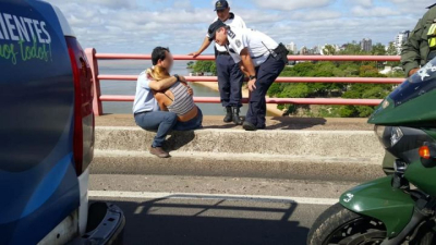Un hombre logró evitar que una joven salte del puente