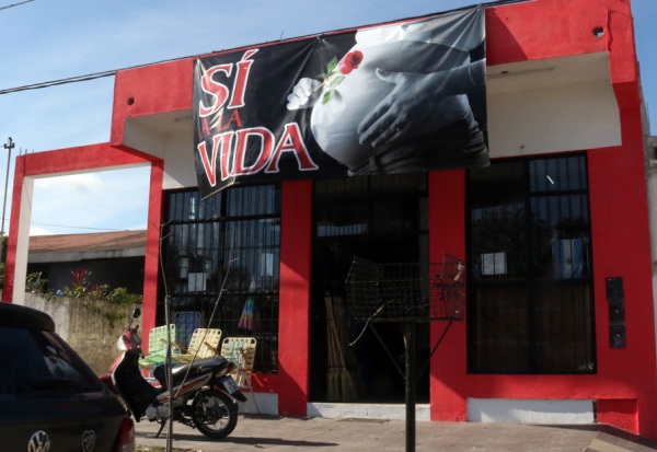 En medio del debate por el aborto legal. Casas y comercios colgaban banderas, pañuelos y hasta gigantografias para manisfestarse a favor o en contra de la ley. Foto: Miguel Romero