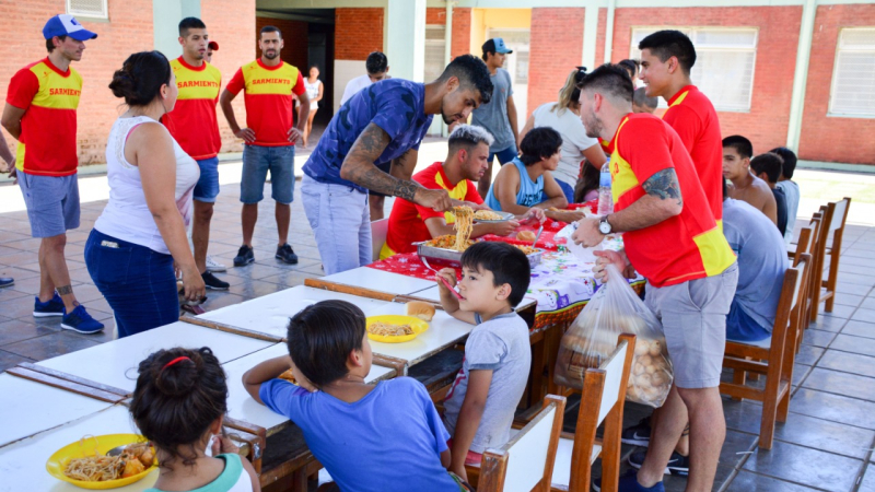 Sarmiento solidario: visitó a familias evacuadas y colecta para afectados