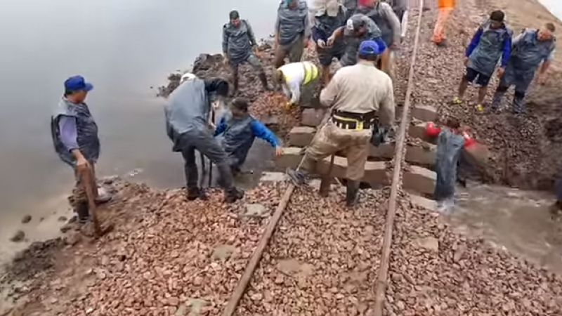Productores del norte santafesino cortan el terraplén del Belgrano en su desesperación