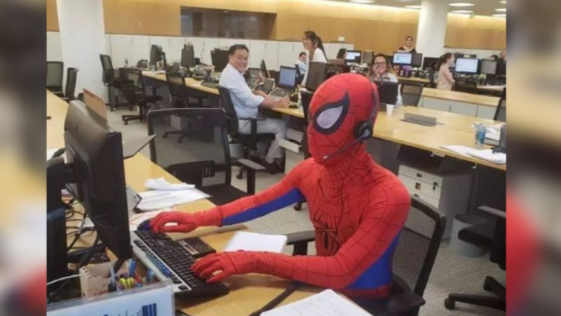 Renuncia a su puesto de trabajo y se presenta vestido de Spider-Man en su último día