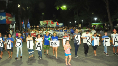 Multitudinaria marcha de antorchas contra los tarifazos