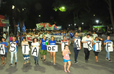 Multitudinaria marcha de antorchas contra los tarifazos