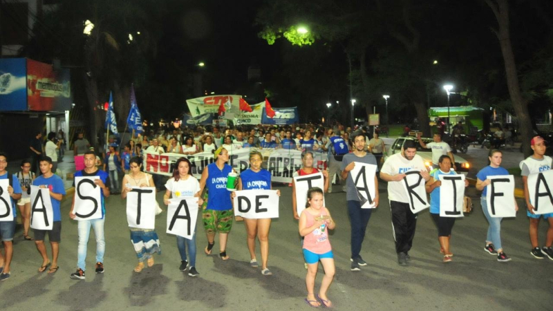 Multitudinaria marcha de antorchas contra los tarifazos